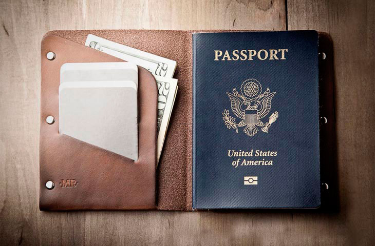 кожаный футляр для паспорта