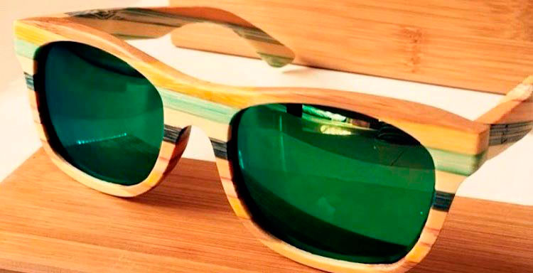Солнцезащитные очки в деревянной оправе